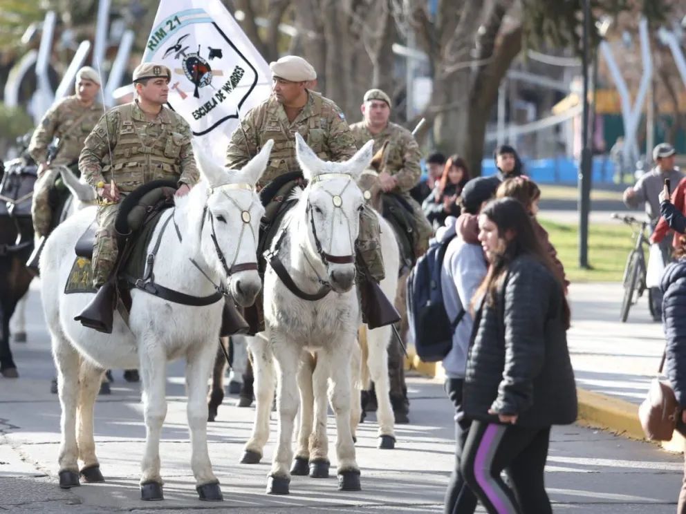 Con un multitudinario desfile, se celebró en Neuquén el Día de la Independencia Nacional
