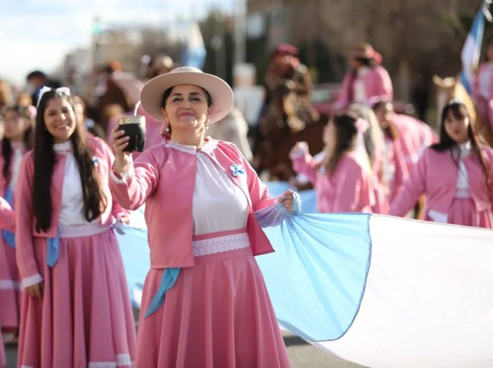 Con un multitudinario desfile, se celebró en Neuquén el Día de la Independencia Nacional