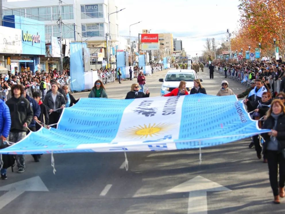 Con un multitudinario desfile, se celebró en Neuquén el Día de la Independencia Nacional