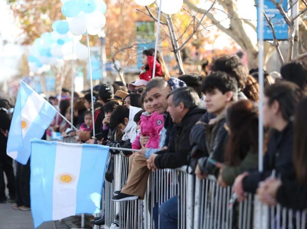 Con un multitudinario desfile, se celebró en Neuquén el Día de la Independencia Nacional