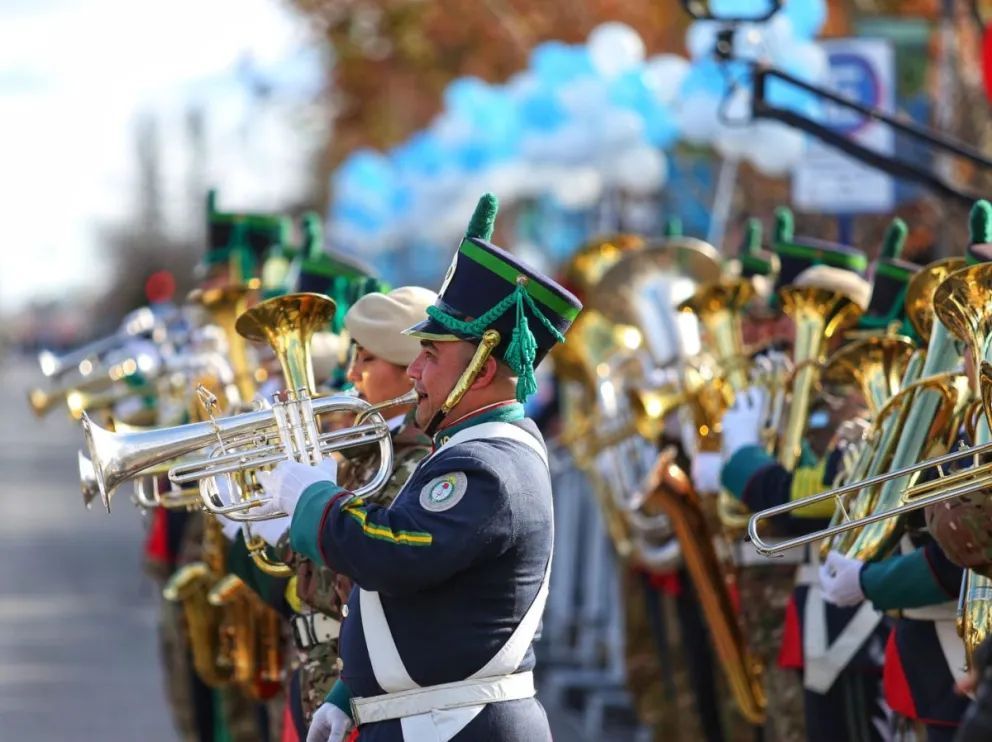 Con un multitudinario desfile, se celebró en Neuquén el Día de la Independencia Nacional