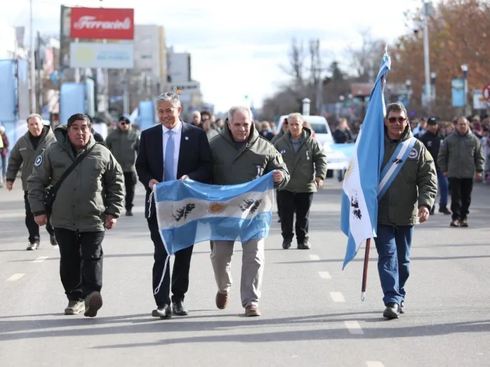 Con un multitudinario desfile, se celebró en Neuquén el Día de la Independencia Nacional