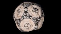 Subastan la pelota con la que Maradona anotó sus históricos goles ante Inglaterra en México 86