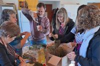 Con gran participación inició un curso sobre plantas aromáticas y medicinales de la huerta