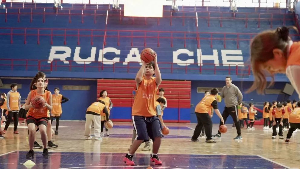 Más de 400 basquetbolistas participaron del Campus y la charla abierta de Walter Herrmann en Neuquén