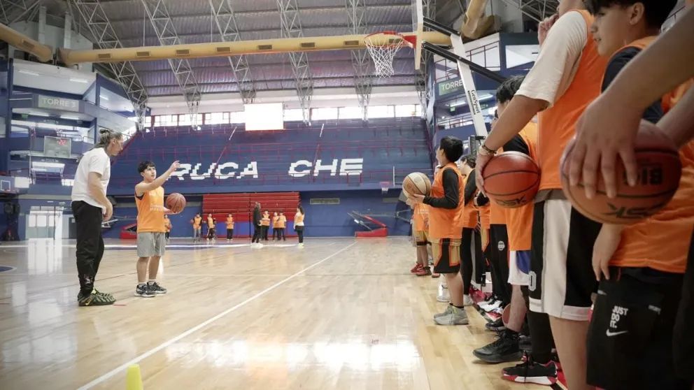 Más de 400 basquetbolistas participaron del Campus y la charla abierta de Walter Herrmann en Neuquén