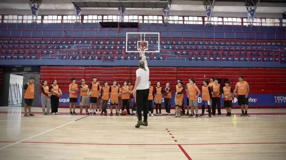 Más de 400 basquetbolistas participaron del Campus y la charla abierta de Walter Herrmann en Neuquén
