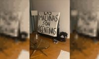 La historia de la bandera de Malvinas que terminó en manos de los jugadores argentinos