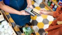 Pagó, el sistema se cayó y se fue sin la compra: un supermercado deberá indemnizarla