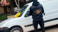 Ladrón se apoderó de una camioneta de encomiendas pero debió abandonarla para escapar de la Policía