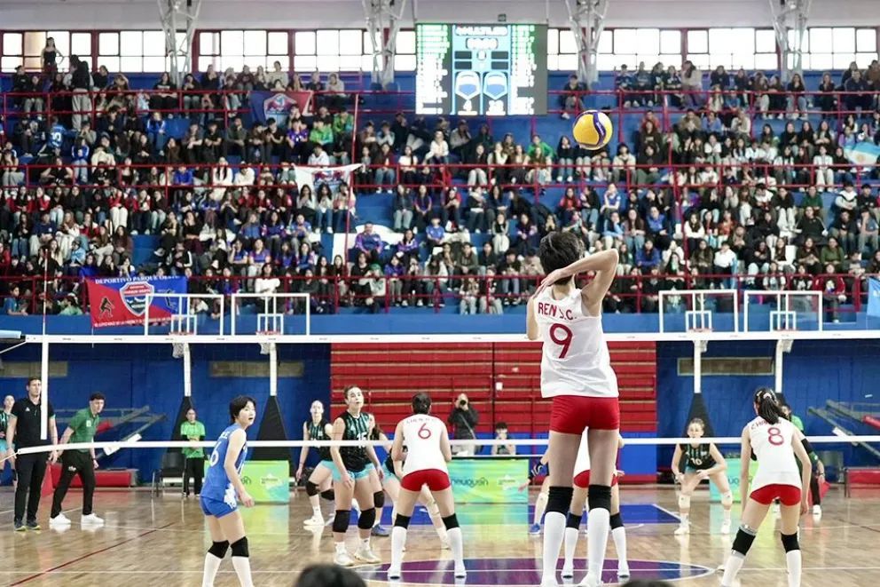 El Ruca Che late deporte al pulso del vóley internacional femenino