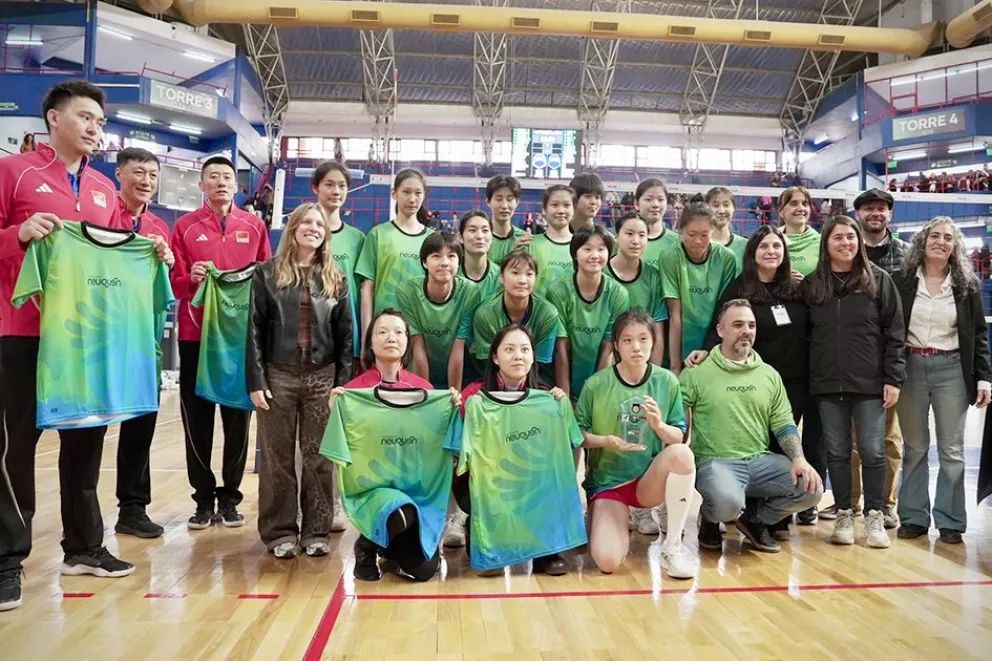 El Ruca Che late deporte al pulso del vóley internacional femenino