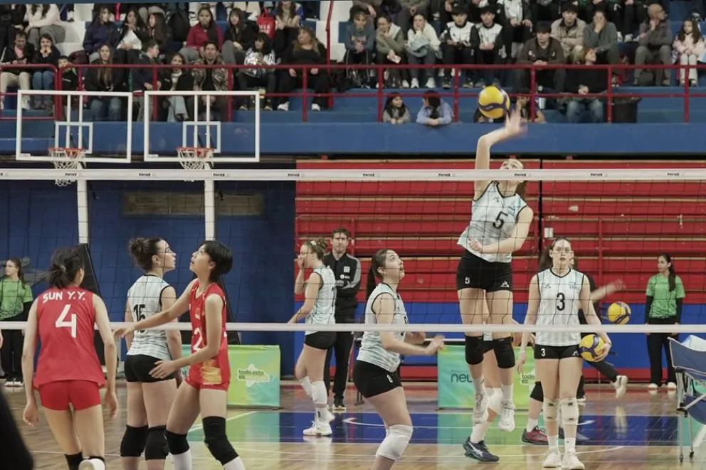 El Ruca Che late deporte al pulso del vóley internacional femenino