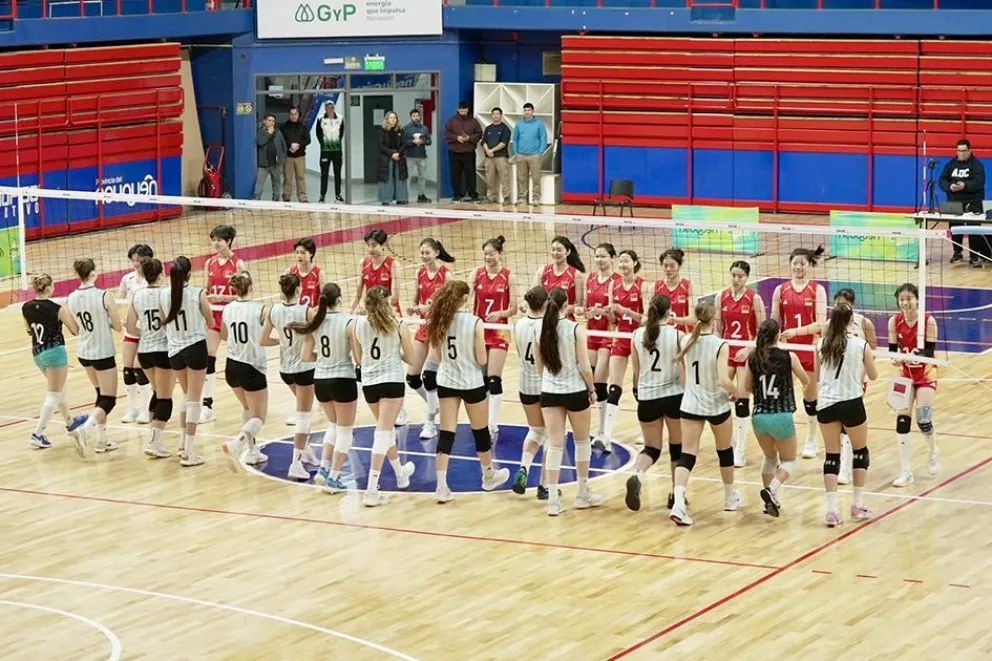 El Ruca Che late deporte al pulso del vóley internacional femenino