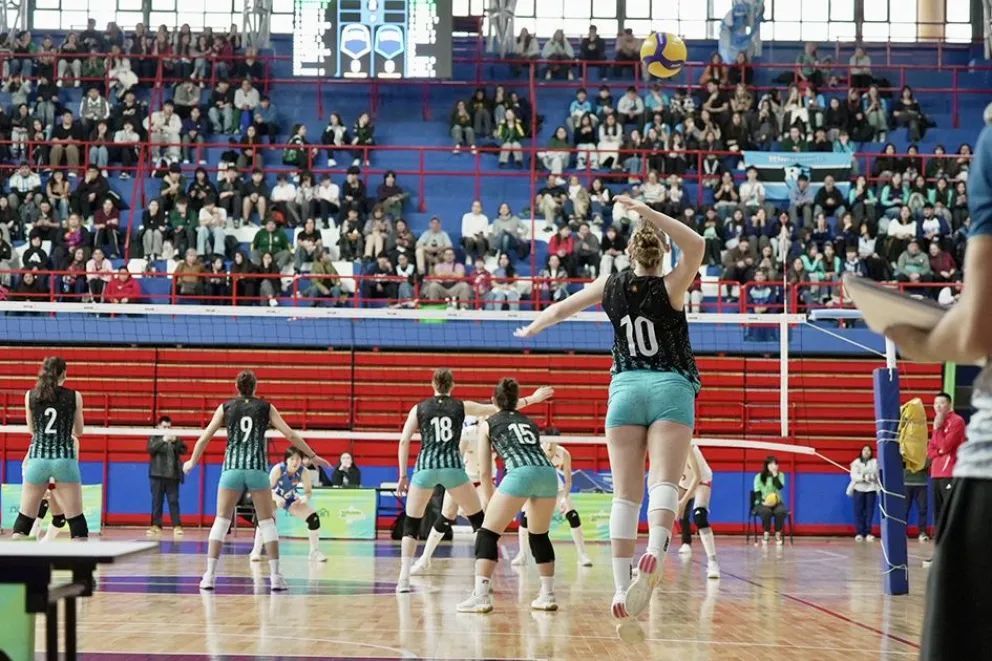 El Ruca Che late deporte al pulso del vóley internacional femenino