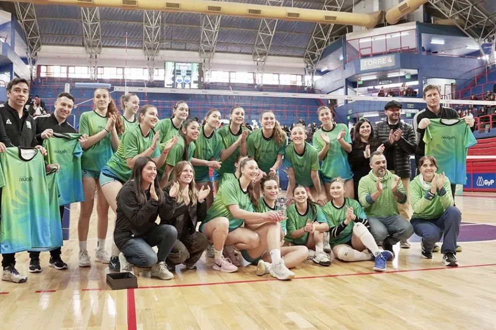 El Ruca Che late deporte al pulso del vóley internacional femenino