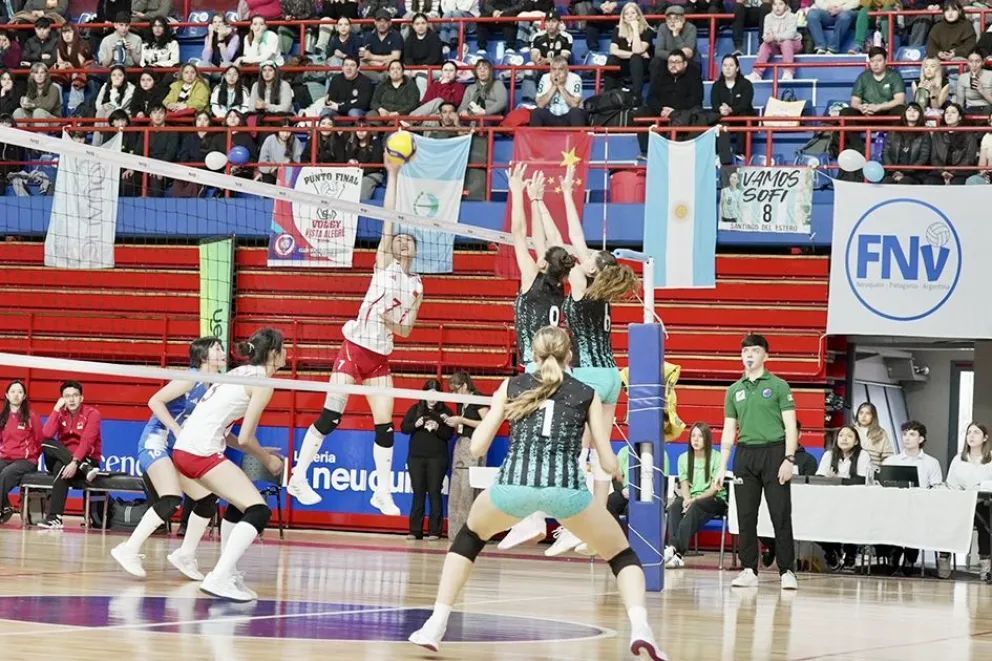 El Ruca Che late deporte al pulso del vóley internacional femenino