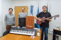Se potencia la formación artística con la entrega de instrumentos musicales