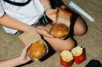 McDonald's renueva la preparación de sus hamburguesas clásicas para potenciar su sabor y calidad