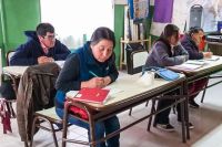 Más jóvenes y adultos terminan sus estudios y acceden a oficios