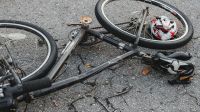 Una Hilux cruzó en rojo y quiso trasladar la culpa a un ciclista por “aliento etílico”