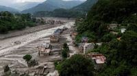 Una inundación repentina arrasó pueblos en la frontera de Nepal con China: 95 muertos y 384 turistas desaparecidos