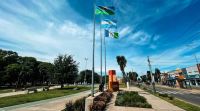 Inventó una bandera que no se enreda ni se rompe con el viento (y ya se la venden a municipios, escuelas y clubes)