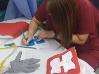 Tecnología 3D y manos que cosen: una solución pensada para cuidar en Cutral Co