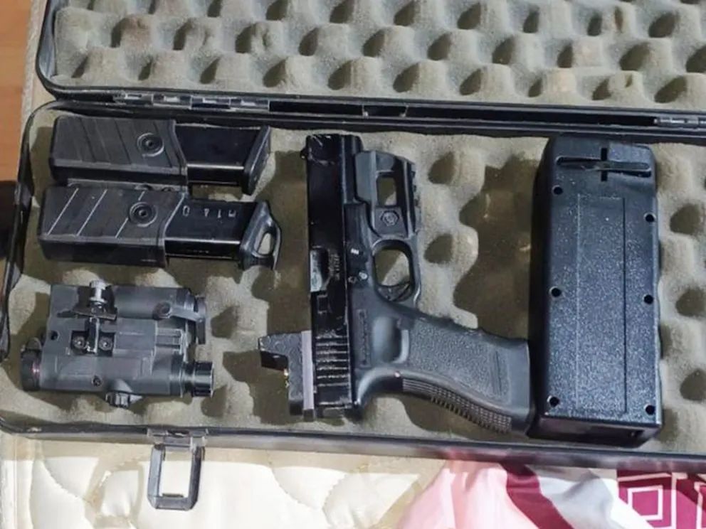Secuestraron armas, municiones y un vehículo: hay dos demorados en Centenario