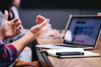 Educación alerta sobre ofrecimiento irregular de equipos de conectividad en escuelas