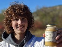 Agustín, el joven neuquino que convirtió su pasión por las abejas en un emprendimiento