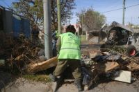 Trabajan hasta la medianoche para retirar los residuos que desbordaron dos barrios de Neuquén  