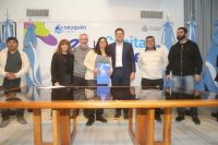 Gaido y Pasqualini entregaron esta mañana 45 escrituras y boletos de compraventa a familias de la ciudad