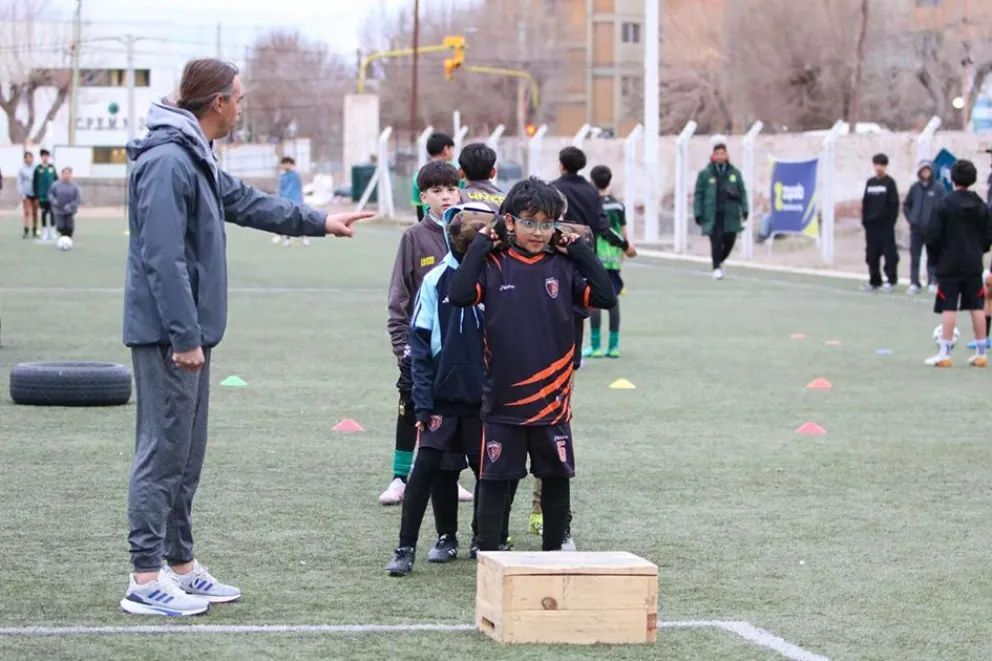 Más de 250 chicos participaron de clases magistrales de Fútbol Formativo en Zapala