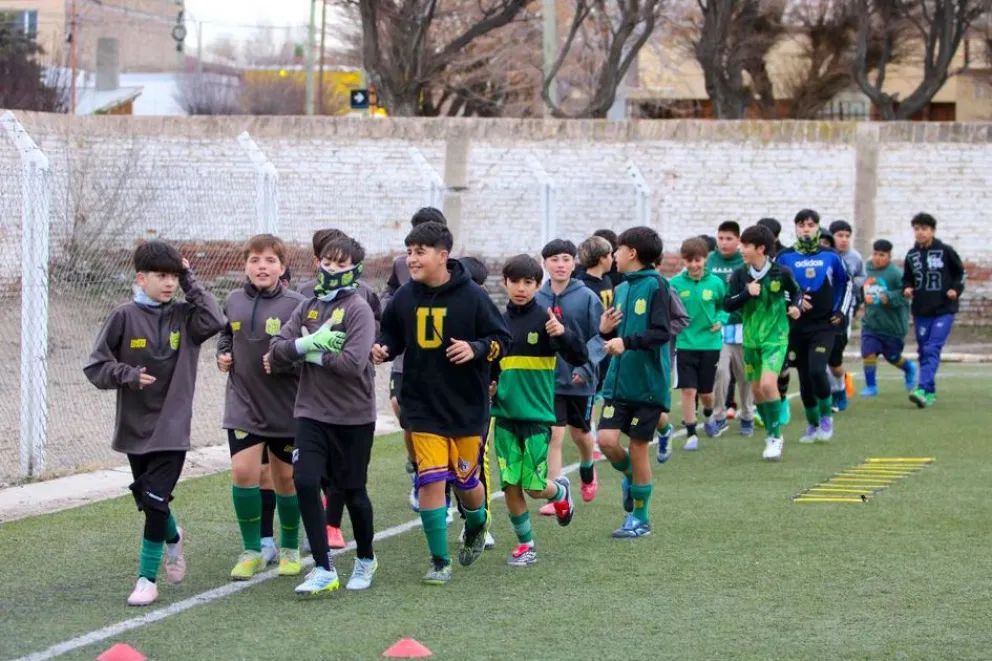 Más de 250 chicos participaron de clases magistrales de Fútbol Formativo en Zapala
