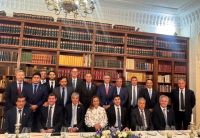 Milei cena en París con 12 gobernadores 