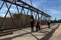 Avanzan las tareas para instalar la nueva pasarela de Cuyín Manzano