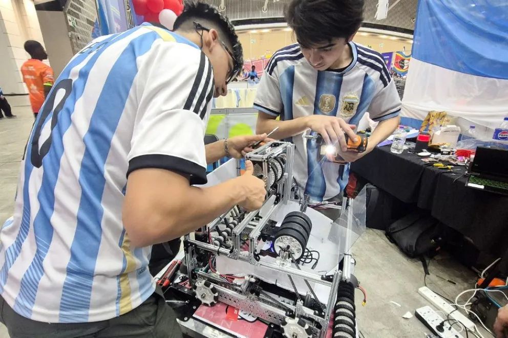 Estudiantes neuquinos ya están en Corea para representar a la Argentina en el Mundial de Robótica