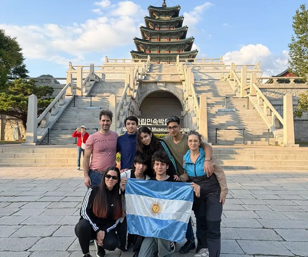 Estudiantes neuquinos ya están en Corea para representar a la Argentina en el Mundial de Robótica