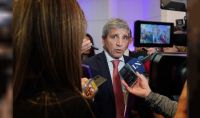 Con críticas a un economista, Caputo explicó la compra de dólares por parte del Banco Central