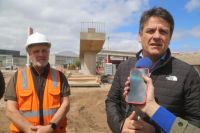 Gaido destacó el avance del viaducto de Neuquén: comenzó la colocación de las 80 vigas