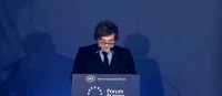 Milei dijo en España que la suba del riesgo país se debe al contexto internacional y calificó de “dictador” a Pedro Sánchez