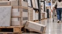 Deberán pagarle a un cliente por una caja de cerámicos que se le cayó sobre el pie
