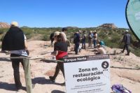 Plantan especies nativas en Parque Norte para recuperar un sector degradado de la barda